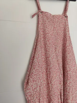 Mono rosa floral de verano