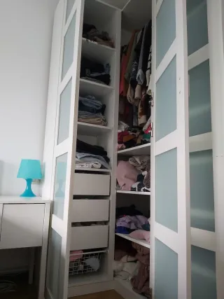 Armario modular blanco con puertas