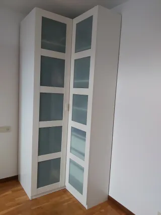 Armario modular blanco con puertas