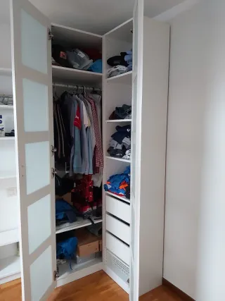 Armario modular blanco con puertas