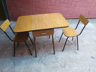 Vintage:Mesa y 2 Sillas Madera y Metal