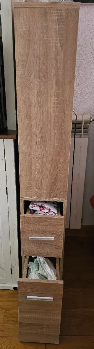 Mueble estrecho con 2 cajones
