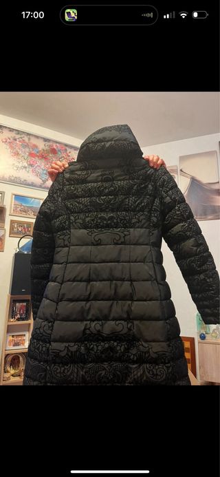 Abrigo largo negro con detalles dorados