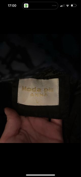 Abrigo largo negro con detalles dorados