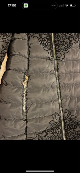 Abrigo largo negro con detalles dorados