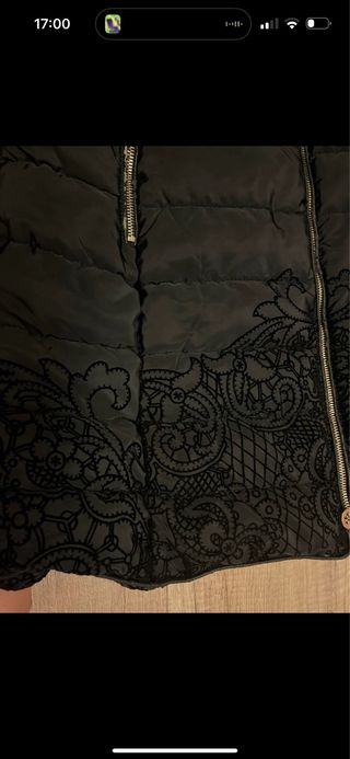 Abrigo largo negro con detalles dorados