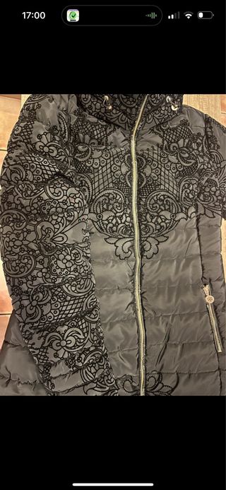 Abrigo largo negro con detalles dorados