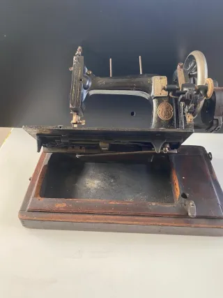 Macchina da cucire antica da viaggio