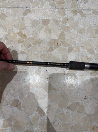 Caña de pescar negra