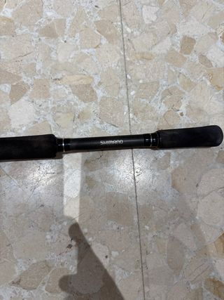 Caña de pescar negra