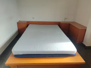 Conjunto cama con mesitas y cabecero