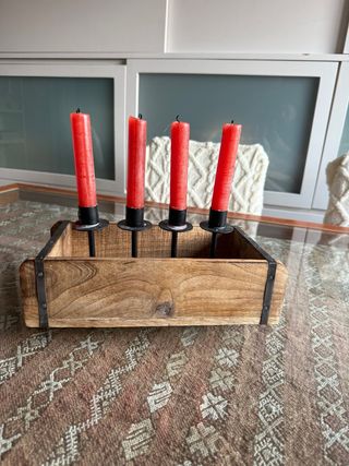 Portavelas de madera y metal con velas rojas