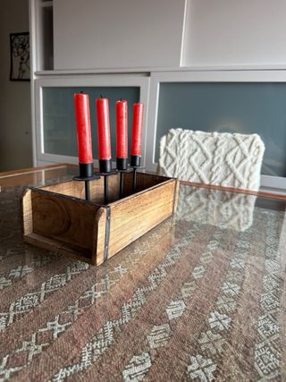 Portavelas de madera y metal con velas rojas