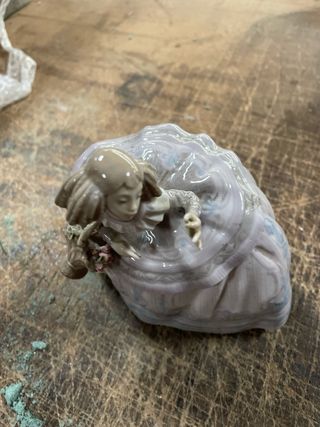 Figura Lladro Niña con Cesta Flores 15 cms