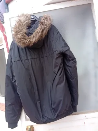 Chaquetón negro con capucha