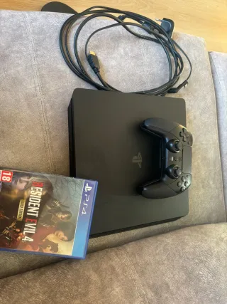 PS4 Slim Negra + Resident Evil 4