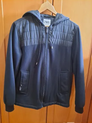 Cazadora Zara Negra con Capucha