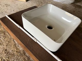 Lavabo sobre encimera de madera y cerámica