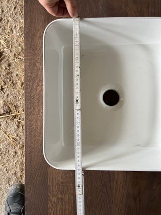 Lavabo sobre encimera de madera y cerámica