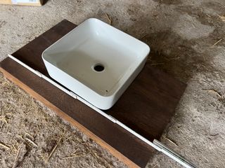 Lavabo sobre encimera de madera y cerámica