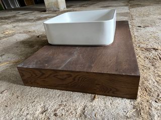 Lavabo sobre encimera de madera y cerámica