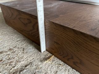 Lavabo sobre encimera de madera y cerámica