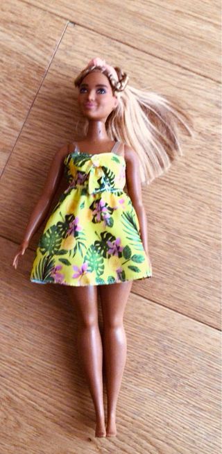 Muñeca Barbie con vestido floral