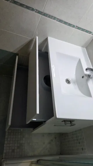 Mueble de baño gris y blanco
