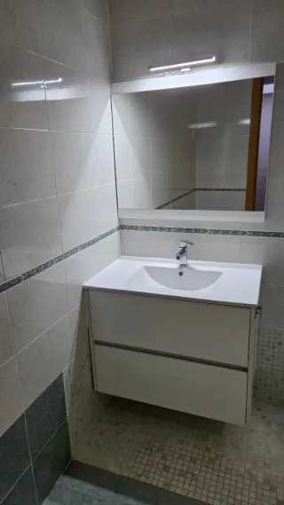 Mueble de baño gris y blanco