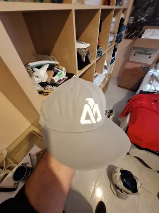 Gorra gris con logo blanco