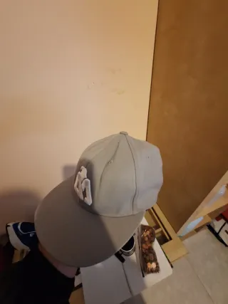 Gorra gris con logo blanco