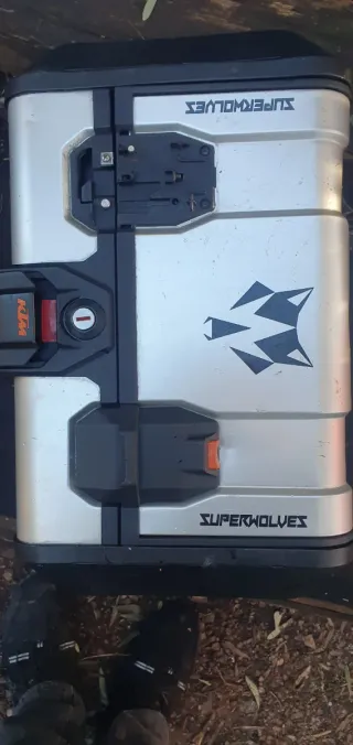 Maleta de moto KTM - necesita reparación