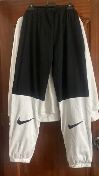 Sudadera Nike Beige y Blanca