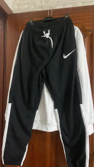 Sudadera Nike Beige y Blanca