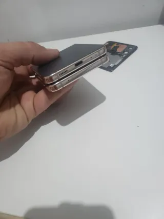 Samsung Galaxy Z Flip 4 Oro con schermo rotto