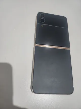 Samsung Galaxy Z Flip 4 Oro con schermo rotto
