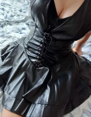 Abito in pelle con lacci