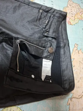 Pantalón efecto piel negro