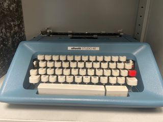 Máquina de escribir Olivetti Studio 46 azul