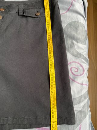 Falda pantalón vaquera negra con botones dorados10