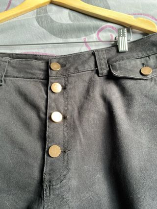 Falda pantalón vaquera negra con botones dorados10