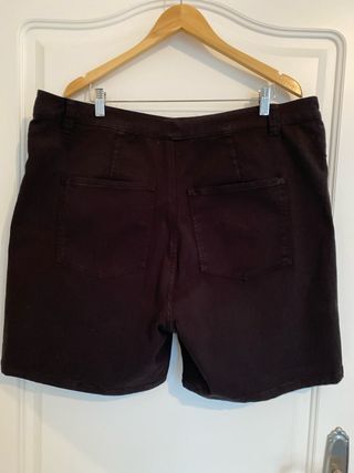 Falda pantalón vaquera negra con botones dorados10