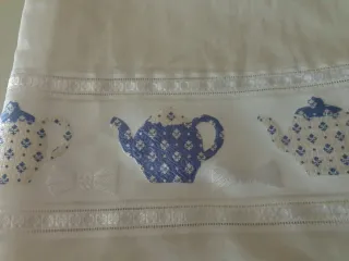 Cortina de ventana con tejas azules