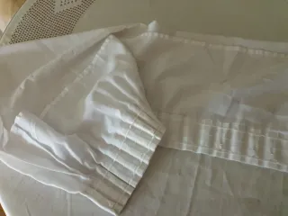 Cortina de ventana con tejas azules