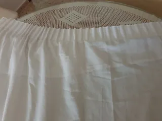 Cortina de ventana con tejas azules