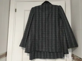 Conjunto,Traje de chaqueta, falda y blusa.