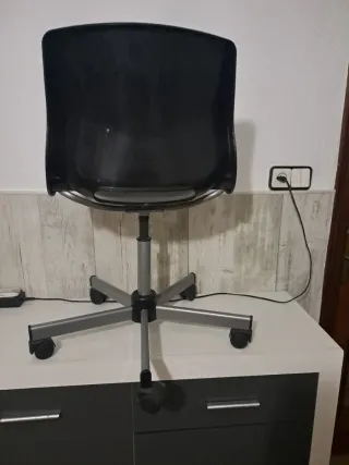 Silla de oficina negra y plateada
