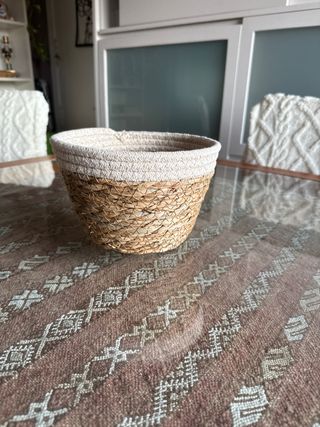 Cesta mimbre y yute decorativa