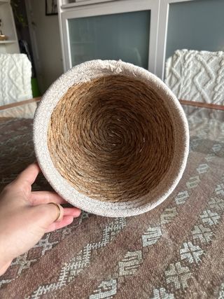 Cesta mimbre y yute decorativa