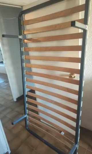 Somier metálico con lamas de madera.